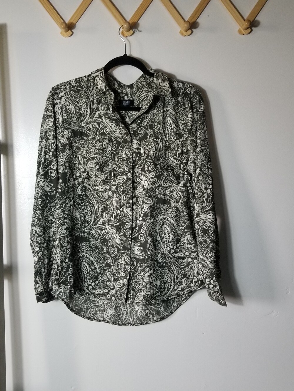JONES NEW YORK WOMEN'S GREEN AND WHITE LONG SLEEVE PAISLEY PRINT BLOUSE SIZE MED